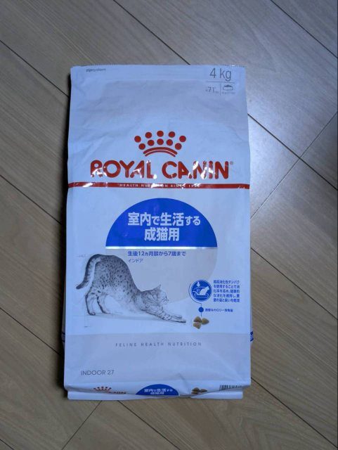 ロイヤルカナン 室内で生活する成猫用（インドア）4kgのキャットフードの袋